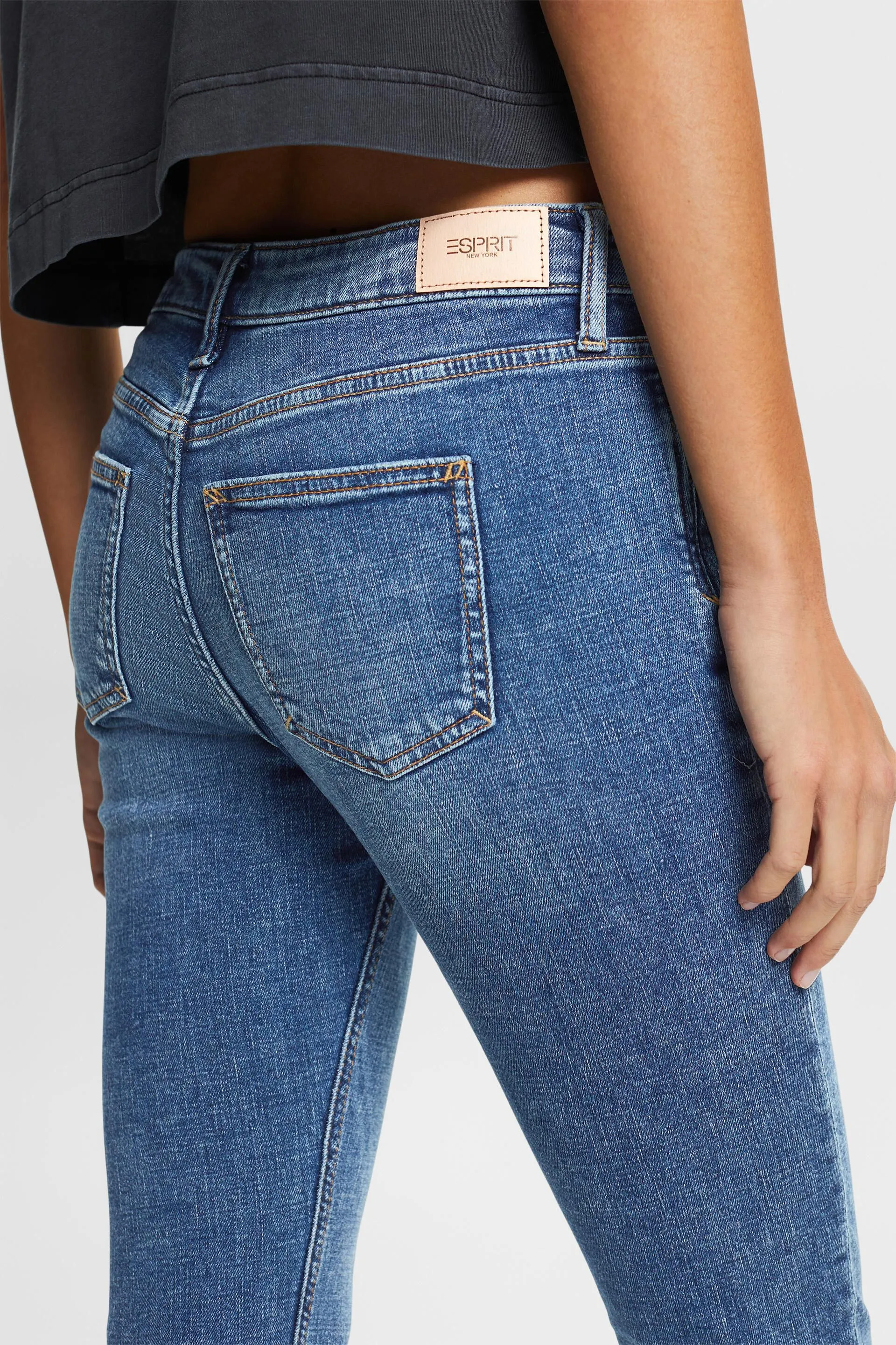 RECICLADOS: JEANS MIDRISE SKINNY FIT EL&AACUTE;STICOS