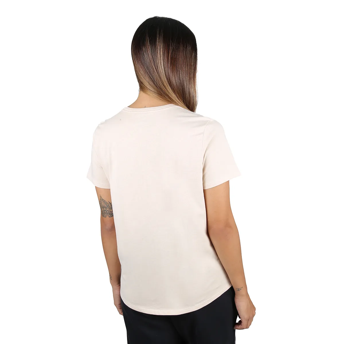 Remera Nike Club Essentials Mujer