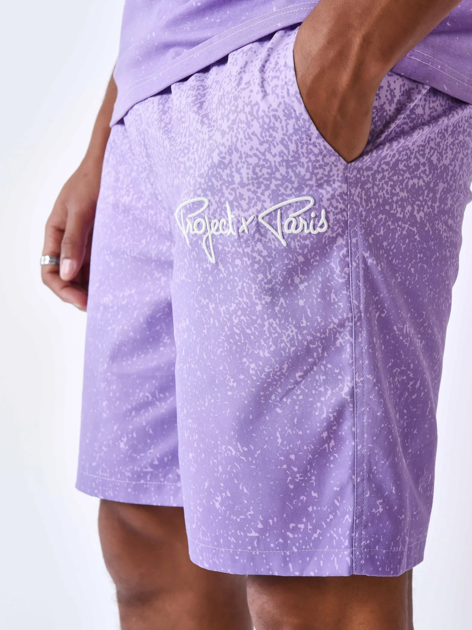 Shorts de baño con estampado de aerosol