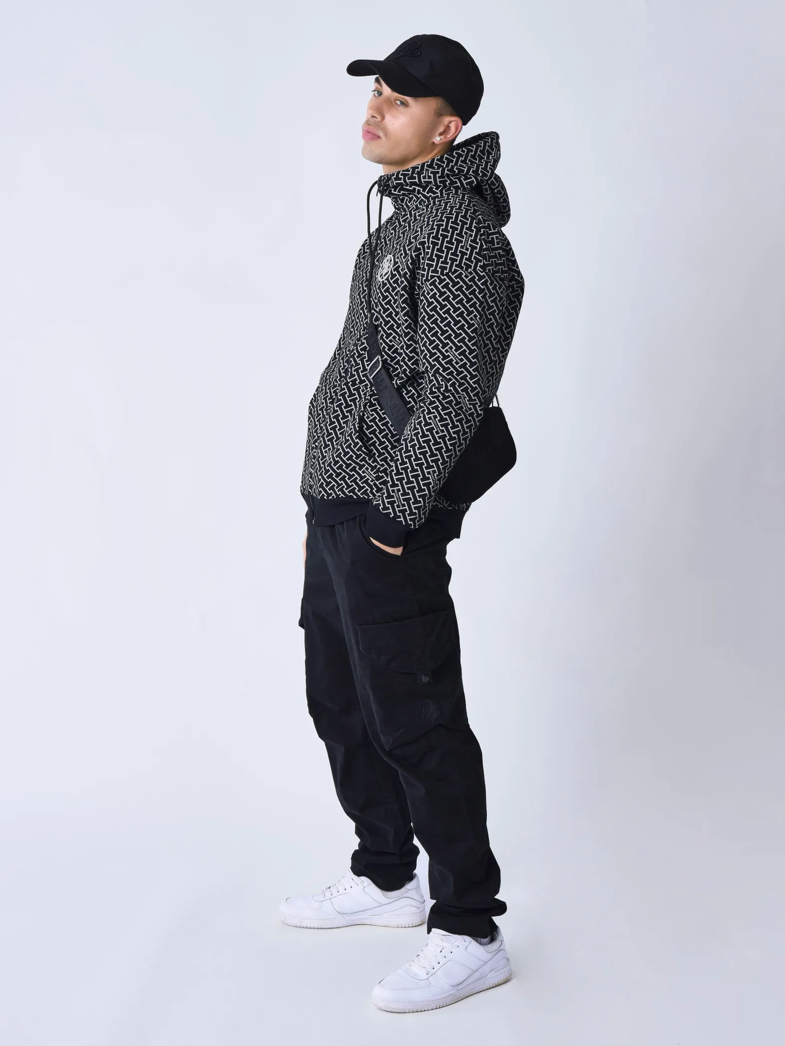 Sudadera con cremallera y monograma estampado