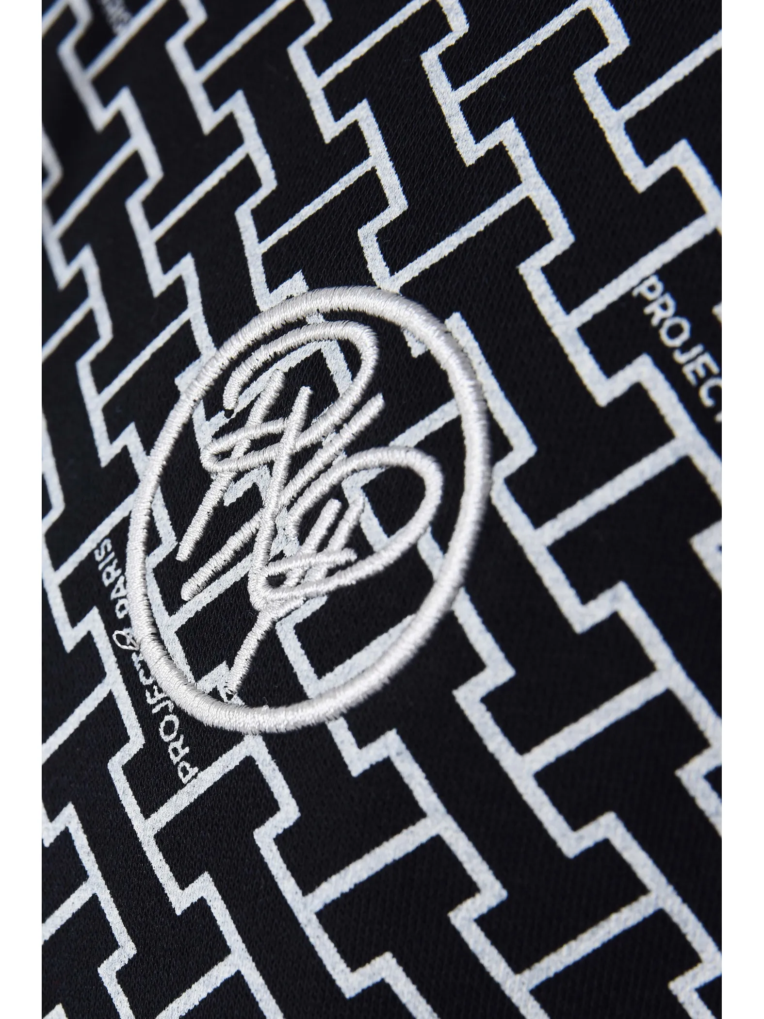 Sudadera con cremallera y monograma estampado