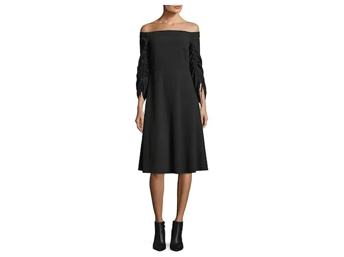 Tibi vestido de crepé negro con hombros descubiertos 