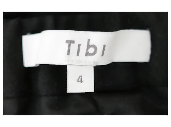 Tibi vestido de crepé negro con hombros descubiertos 