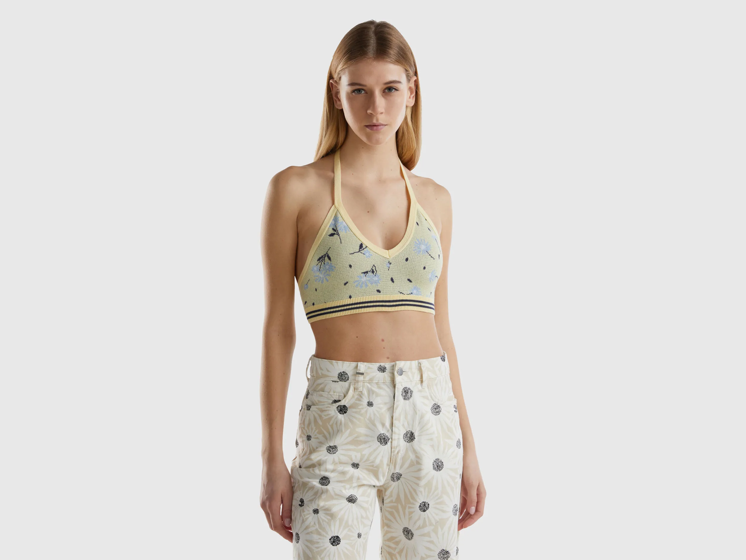 Top corto de punto con flores
