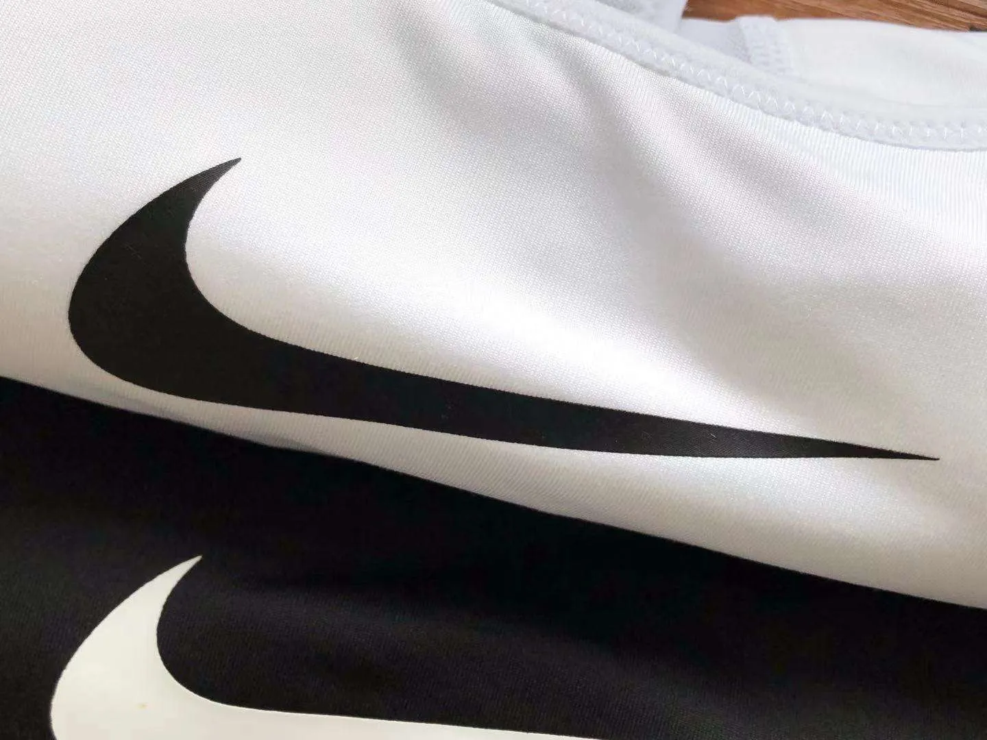 Top Nike – White & Black