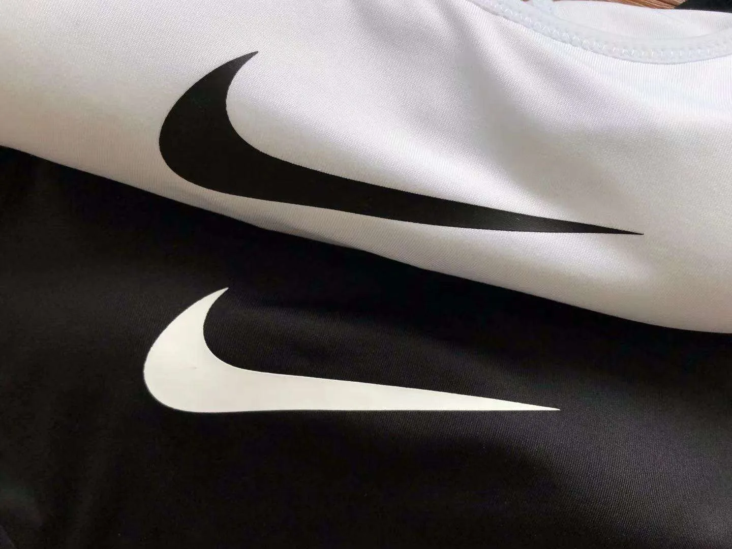 Top Nike – White & Black