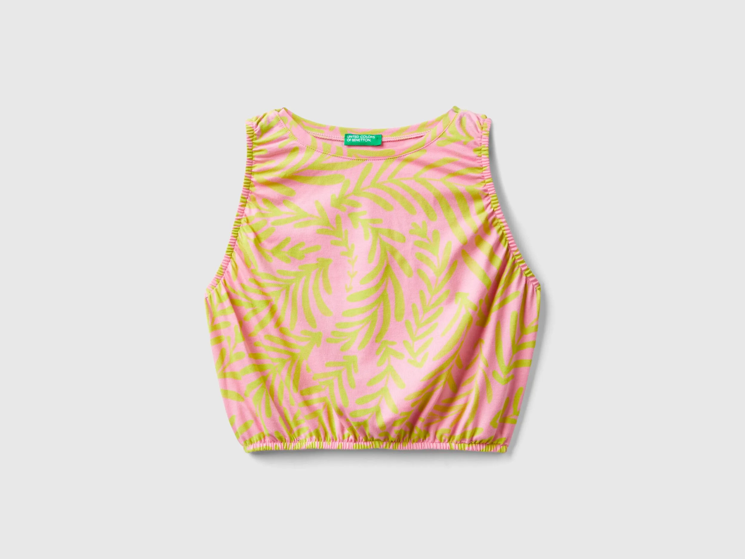 Top rosa claro con estampado tropical