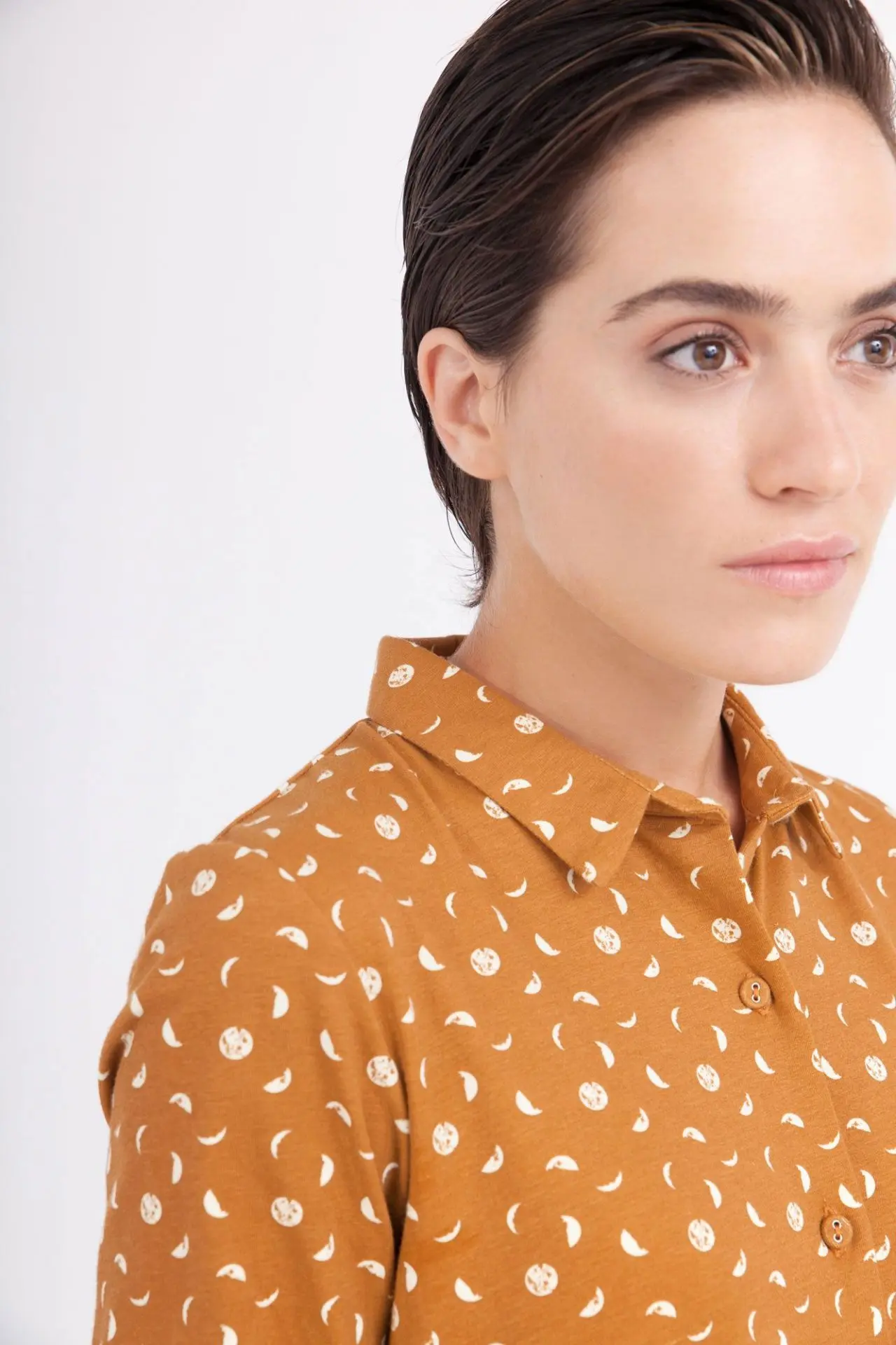 Vestido abotonado mostaza con estampado de fases lunares