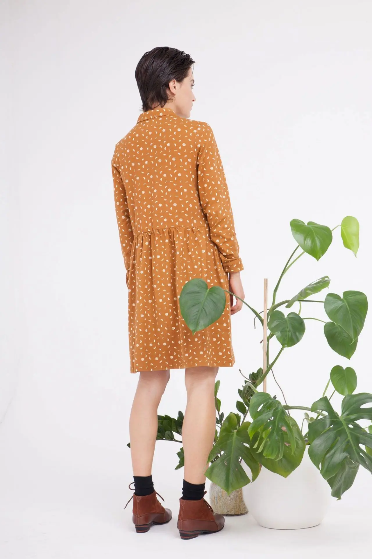 Vestido abotonado mostaza con estampado de fases lunares