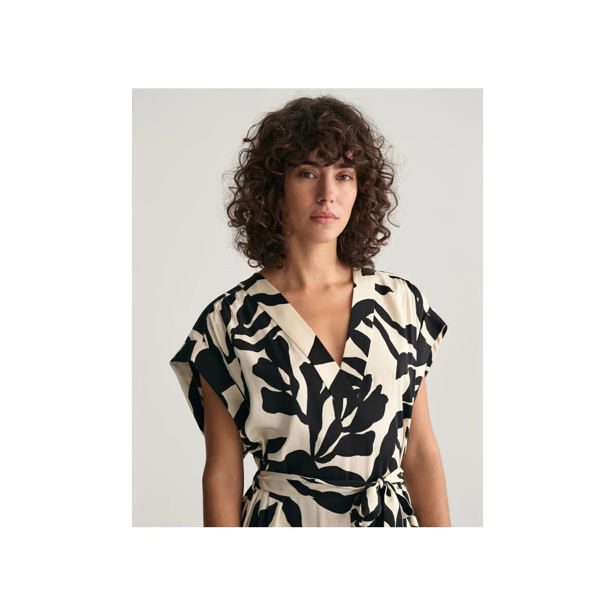 Vestido de manga corta con estampado de palmeras