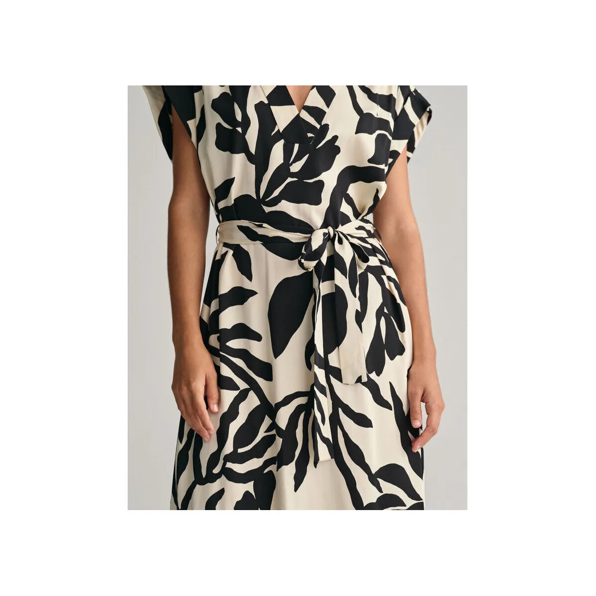 Vestido de manga corta con estampado de palmeras
