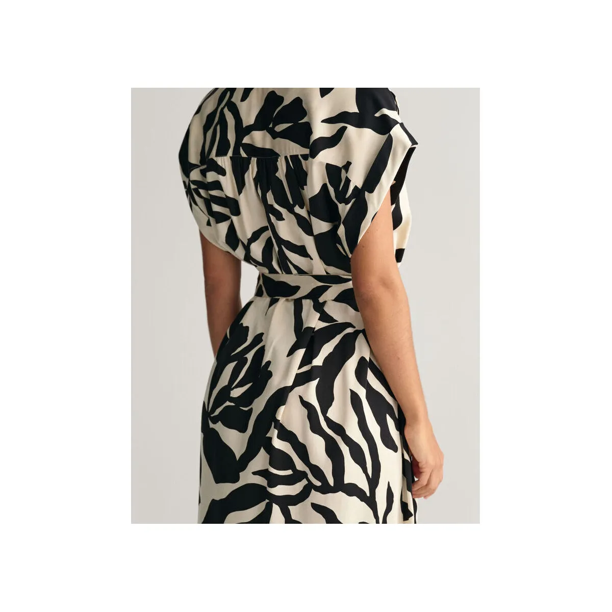 Vestido de manga corta con estampado de palmeras