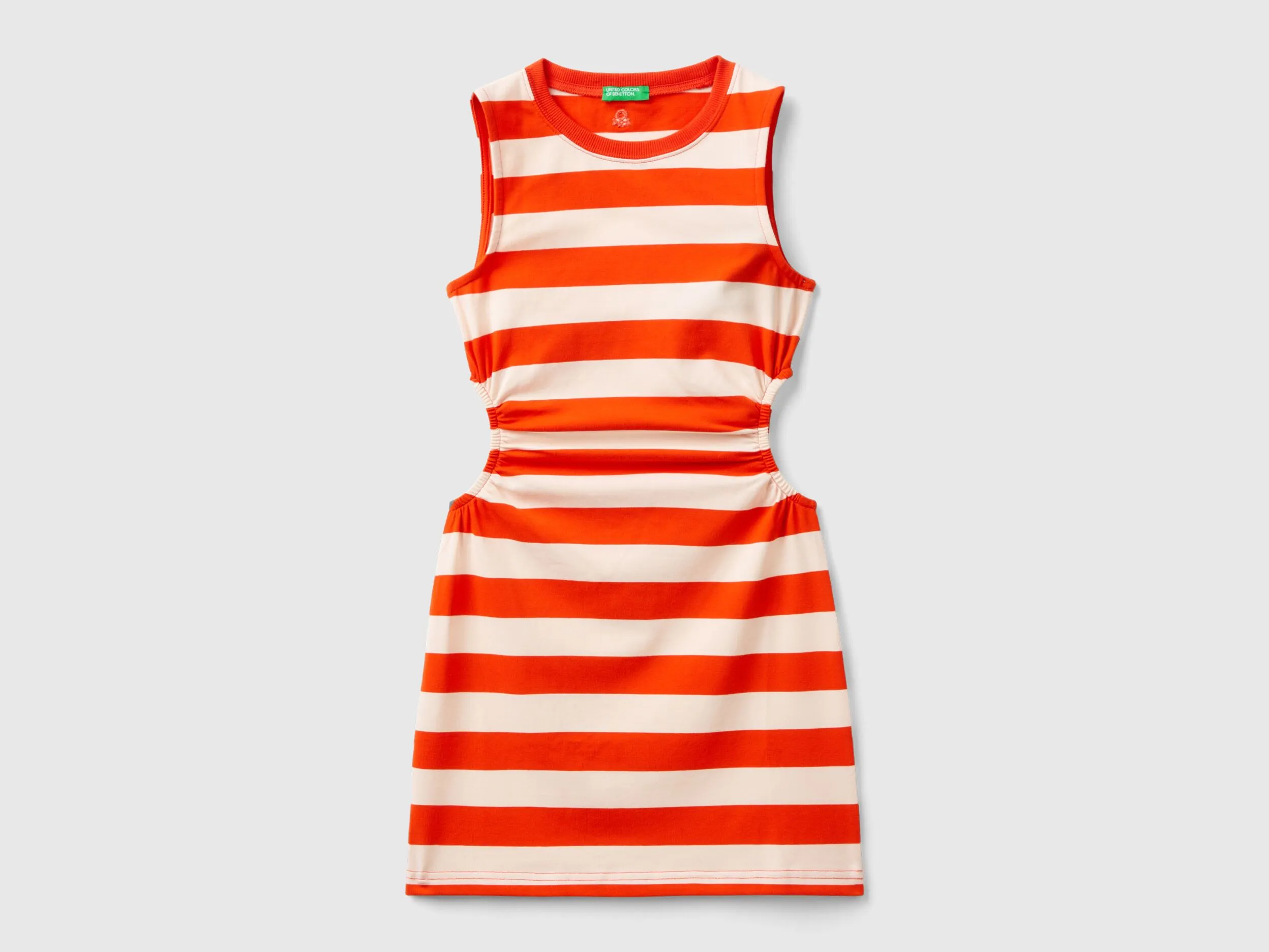 Vestido de rayas con ventana