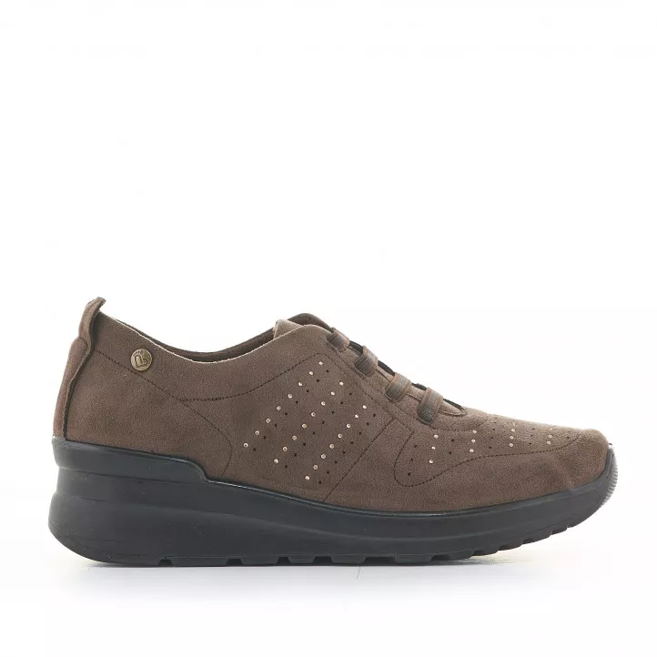 Zapatos cuña Amarpies marrones de cuña media y cordones elásticos