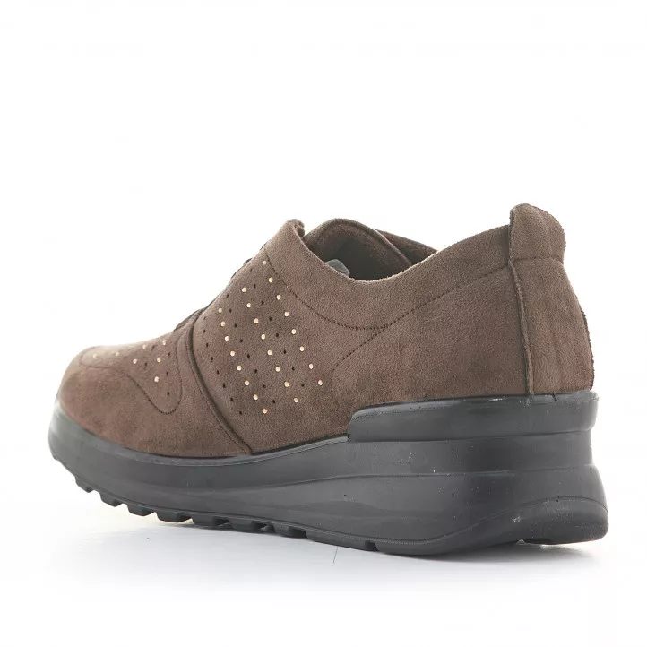 Zapatos cuña Amarpies marrones de cuña media y cordones elásticos